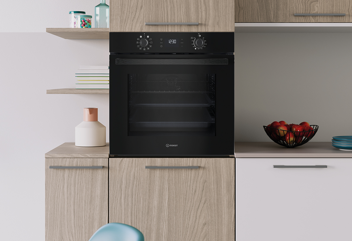 Απεικονίζεται ο φούρνος εγκατεστημένος σε κουζίνα.